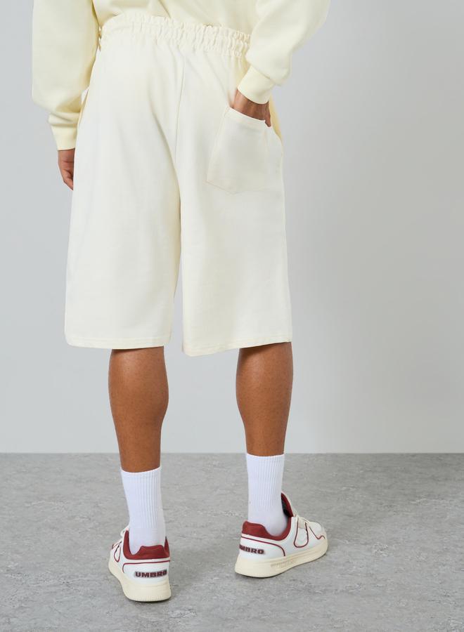 ستايلي شورت مطبع بشعار وقصة واسعة - Image 3